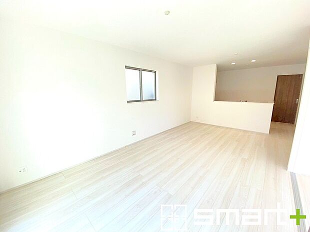 〜穏やかな陽の入るＬＤＫ〜 ・ご家族でゆったり寛げる広々リビングは、大きな窓からたっぷりの陽光が差し込む明るい空間。 ・料理と洗濯、片付けなど並行して家事を進める時に便利な回遊動線。