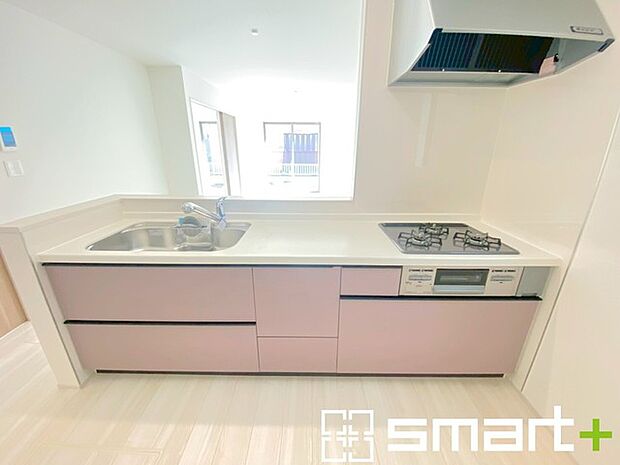 〜人気のカウンターキッチン〜 ・キッチンには余計な柱が無いので、リビングが見渡せ開放感のある造りとなっております。 ・蛇口には浄水器が内蔵されるなど機能面でも優れたキッチンです。 