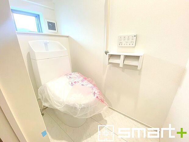 〜窓付きの明るいトイレ〜 ・清潔感あるシャワートイレ。窓があるので換気もしやすく快適ですね。 ・背面にある棚はトイレットペーパーなどの置き場や飾り棚としても利用できますね。