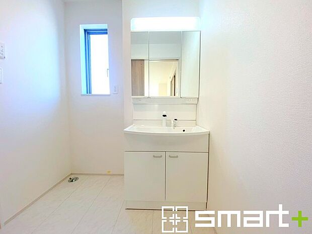 〜明るい洗面スペース〜 ・窓から明るい陽が入り、気持ちよく朝の支度ができますね。 ・使い勝手の良い三面鏡タイプのシャワー付き洗面化粧台。鏡の裏に収納があるので洗面台周りもスッキリ。