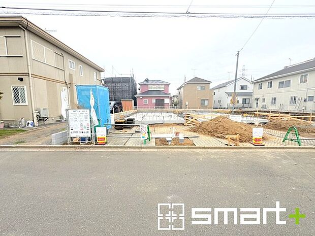 〜十分な広さのある前面道路〜 ・前面道路は約6ｍございますので、お車でのすれ違いも楽々で余計なストレスがかかりません。 ・日々お車での移動が多い方には大切なポイントですね。 