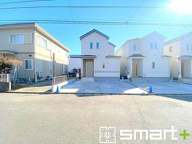 〜閑静な住宅街の立地〜 ・周辺は閑静な住宅街となっておりますので、静かな暮らしをご実現いただけます。 ・前面道路の交通量も多くないので、小さなお子様がいるご家庭でもご安心ですね。 