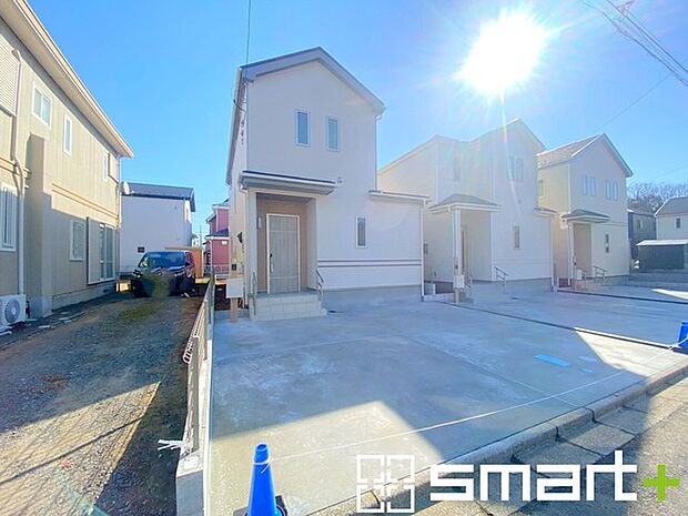 〜ゆとりあるカースペース2台分〜 ・セカンドカーや来客時にも困らないカースペース2台分は並列駐車可能でお車の出し入れもラクラク。 ・カーポートなどのオプションもお気軽にご相談くださいませ。