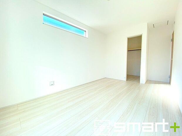 〜バルコニーに面した洋室〜 ・バルコニー側の大きな窓からたっぷりの日差しが舞い込み、お部屋全体を優しく包み込んでくれます。 ・ウォークインクローゼット付なのでお洋服も分けてスッキリ収納できます。 