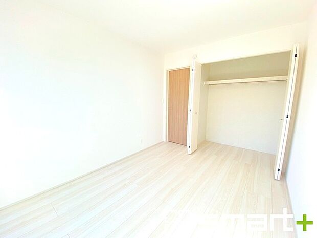 ~収納豊富な洋室~ ・各居室に備え付けの収納をご用意。タンスなどを置く場合と比べ出っ張らないので部屋の中を有効のご活用いただけます。 ・収納の広さなどぜひ現地でご確認くださいませ。