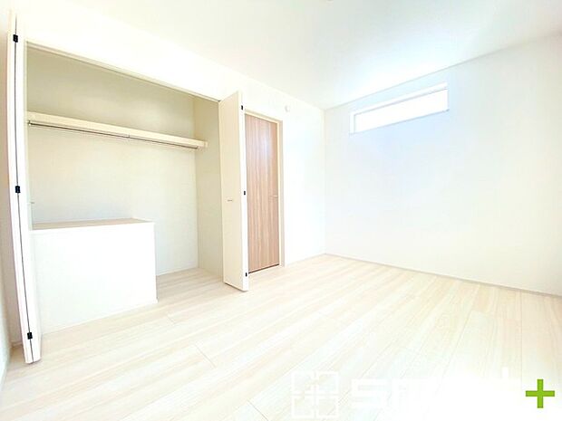 ~2面採光の明るいお部屋~ ・洋室は2面採光とする事で穏やかな陽の入る明るい空間となっております。 ・くつろぎのプライベート時間を明るい空間で穏やかにお過ごしいただけます。
