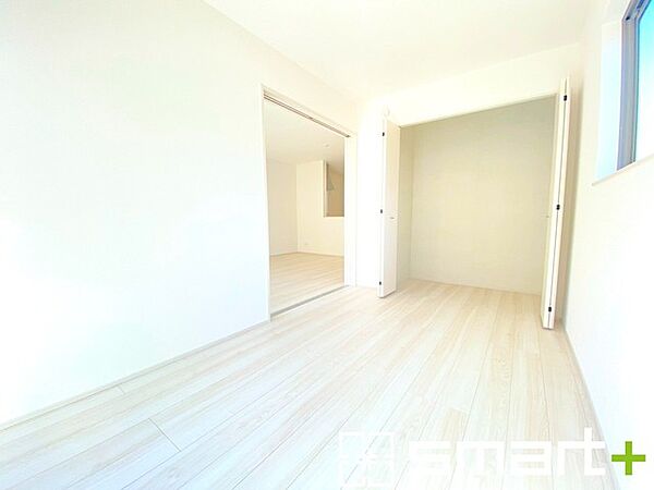 ～リビング横の洋室～ ・お子様のプレイルームや趣味のお部屋など、用途様々な1階洋室。 ・リビングの続き間はもちろん、寝室としても使えます。収納付きで2面採光の明るい空間が広がります。