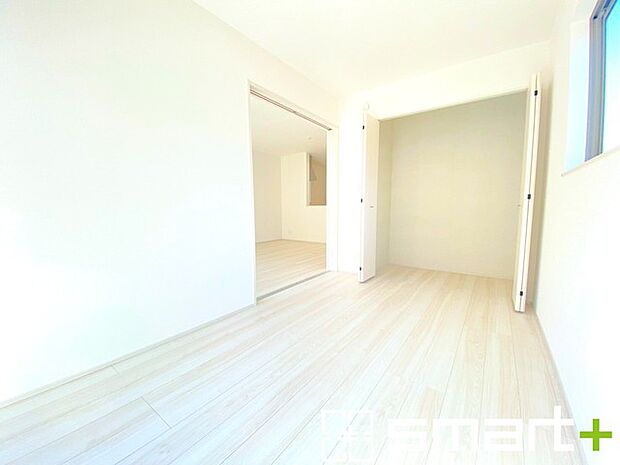 ～リビング横の洋室～ ・お子様のプレイルームや趣味のお部屋など、用途様々な1階洋室。 ・リビングの続き間はもちろん、寝室としても使えます。収納付きで2面採光の明るい空間が広がります。 