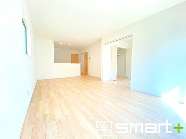 〜家族団らんにピッタリの広々リビング〜 ・自然の光が降り注ぐ明るいLDKは家族団らんにピッタリ。 ・隣接の洋室を続き間として利用すれば22帖超の広々空間になります。 