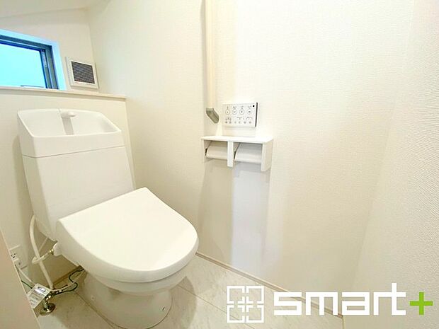 〜窓付きの明るいトイレ〜 ・清潔感あるシャワートイレ。窓があるので換気もしやすく快適ですね。 ・背面にある棚はトイレットペーパーなどの置き場や飾り棚としても利用できますね。