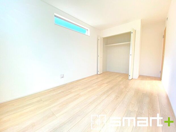 〜バルコニーに面した洋室〜 ・バルコニー側の大きな窓から穏やかな陽が差し込む明るい洋室。 ・たっぷりの収納スペースで住空間もスッキリ。