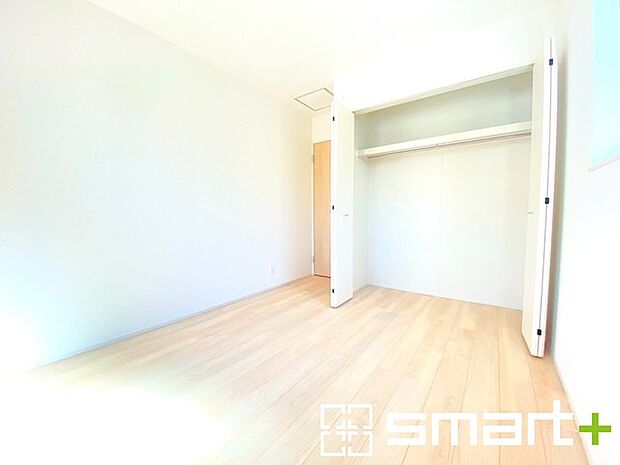 〜2面採光の明るいお部屋〜 ・洋室は2面採光とする事で穏やかな陽の入る明るい空間となっております。 ・くつろぎのプライベート時間を明るい空間で穏やかにお過ごしいただけます。 