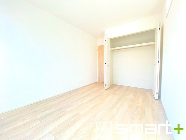 〜収納豊富な洋室〜 ・各居室に備え付けの収納をご用意。タンスなどを置く場合と比べ出っ張らないので部屋の中を有効のご活用いただけます。 ・収納の広さなどぜひ現地でご確認くださいませ。 