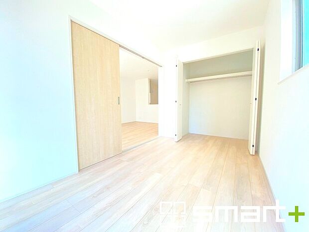 〜リビング横の洋室〜 ・お子様のプレイルームや趣味のお部屋など、用途様々な1階洋室。 ・リビングの続き間はもちろん、寝室としても使えます。収納付きで2面採光の明るい空間が広がります。 