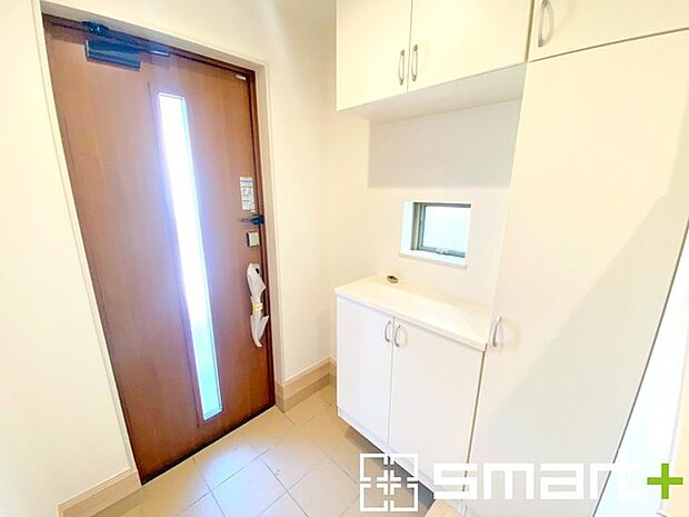 ~穏やかな陽が入る玄関~ ・玄関ドアにガラス部分を設ける事で穏やかな陽の入る玄関になります。 ・飾り棚としても演出できるコの字型の下駄箱は大容量の収納力。