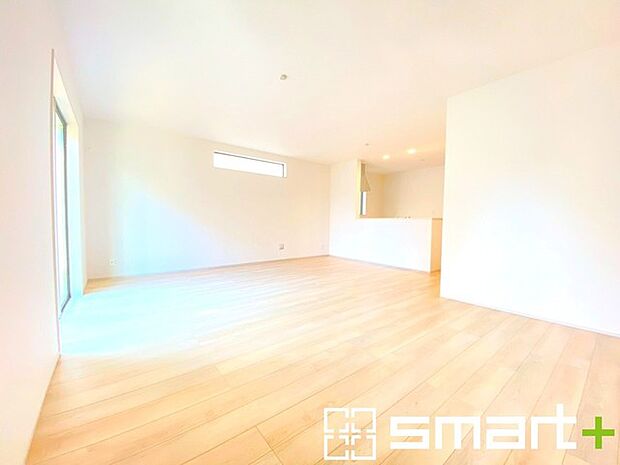 〜穏やかな陽の入るＬＤＫ〜 ・ご家族でゆったり寛げる広々リビングは、大きな窓からたっぷりの陽光が差し込む明るい空間。 ・料理と洗濯、片付けなど並行して家事を進める時に便利な回遊動線。