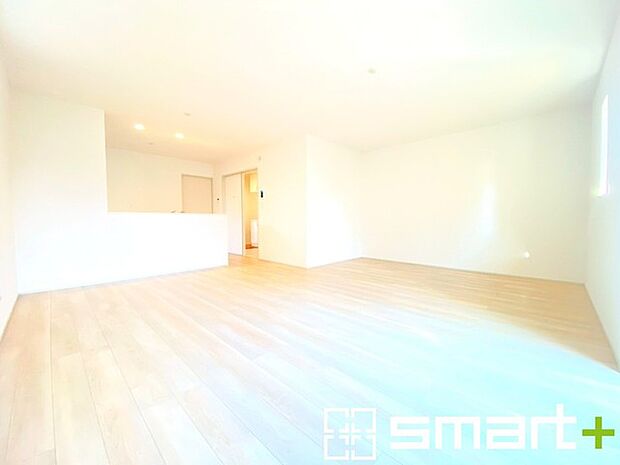 〜穏やかな陽の入るＬＤＫ〜 ・大きな窓のあるＬＤＫは陽当りも良好で明るい空間となっております。 ・ご家族団らんなど過ごす時間の多いＬＤＫが明るいのは嬉しいポイントですね。