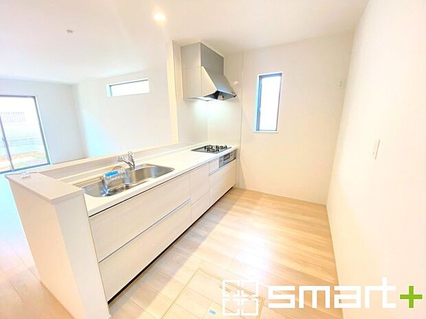 〜使い勝手の良いシステムキッチン〜 ・料理がしやすい設計のキッチンでお料理もはかどりますね。 ・もちろんキッチン下部は収納になっておりますので、フライパンなども収納可能です。 