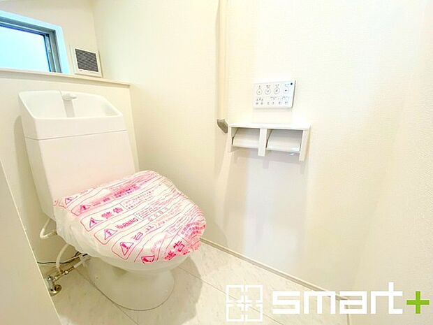 ~窓付きの明るいトイレ~ ・清潔感あるシャワートイレ。窓があるので換気もしやすく快適ですね。 ・背面にある棚はトイレットペーパーなどの置き場や飾り棚としても利用できますね。