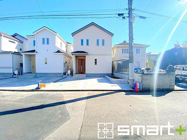~閑静な住宅街の立地~ ・周辺は閑静な住宅街となっておりますので、静かな暮らしをご実現いただけます。 ・前面道路の交通量も多くないので、小さなお子様がいるご家庭でもご安心ですね。