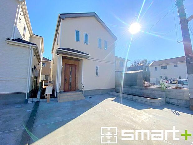 ~ゆとりあるカースペース2台分~ ・セカンドカーや来客時にも困らないカースペース2台分は並列駐車可能でお車の出し入れもラクラク。 ・カーポートなどのオプションもお気軽にご相談くださいませ。