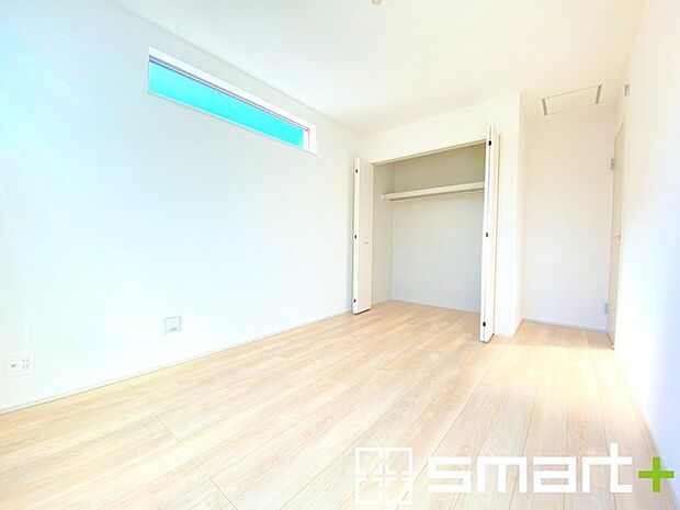 ~バルコニーに面した洋室~ ・バルコニー側の大きな窓から穏やかな陽が差し込む明るい洋室。 ・たっぷりの収納スペースで住空間もスッキリ。