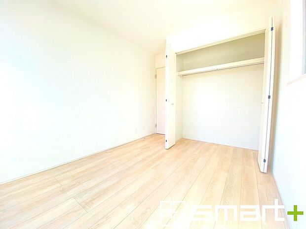 〜収納豊富な洋室〜 ・各居室に備え付けの収納をご用意。タンスなどを置く場合と比べ出っ張らないので部屋の中を有効のご活用いただけます。 ・収納の広さなどぜひ現地でご確認くださいませ。 