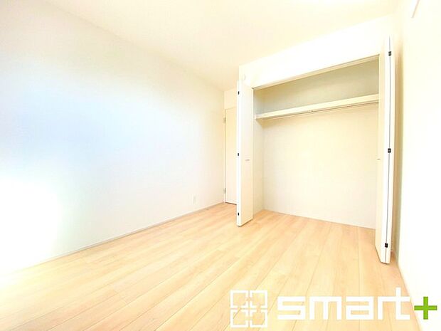 ~明るく暖かな光が差し込む洋室~ ・窓からたっぷりの光が舞い込み、お部屋全体を優しく包み込んでくれます。 ・くつろぎのプライベート時間を明るい空間で穏やかにお過ごしいただけます。