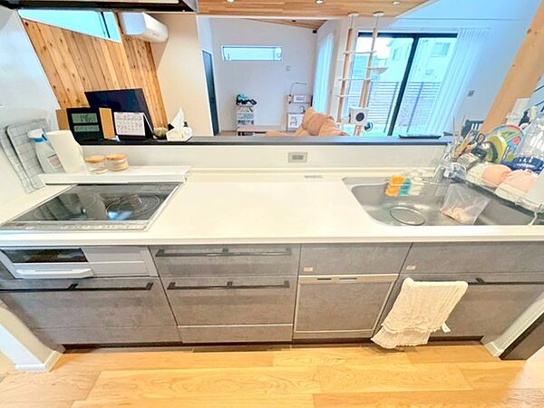 ～人気のカウンターキッチン～ ・キッチンには余計な柱が無いので、リビングが見渡せ開放感のある造りとなっております。 ・蛇口には浄水器が内蔵されるなど機能面でも優れたキッチンです。