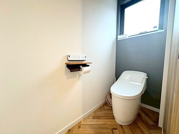 ～やはり便利なタンク式トイレ～ ・最近はタンクレストイレもございますが、タンク式の場合は停電時もお水を流すことが可能。 ・故障時なども比較的費用が安くなるなど、メリットが多くなります。