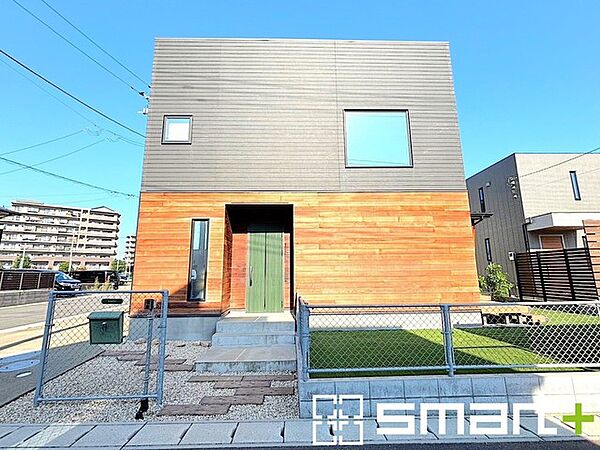 ～開放感ある角地のお住まい～ ・2方向が空く事で開放感のある角地に位置しております。 ・窮屈な感じが無く、ゆったりと暮らせるこの魅力をぜひ現地でご体感くださいませ。