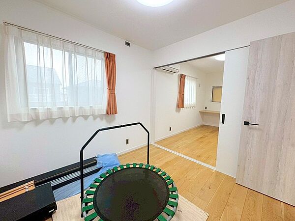 ～間取り変更も可能な洋室～ ・2階の洋室は間仕切りを造る事で2部屋に分ける事が可能。 ・ご家族の状況に応じて部屋の数を変更できるプランです。