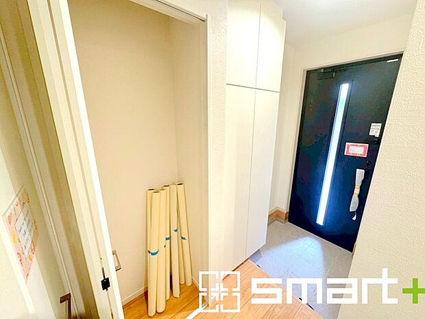 ~十分な容量のシューズボックス~ ・備え付けのシューズボックスは充分な容量を確保。 ・より大型のものへのご変更などご希望の方もお気軽にご相談くださいませ。