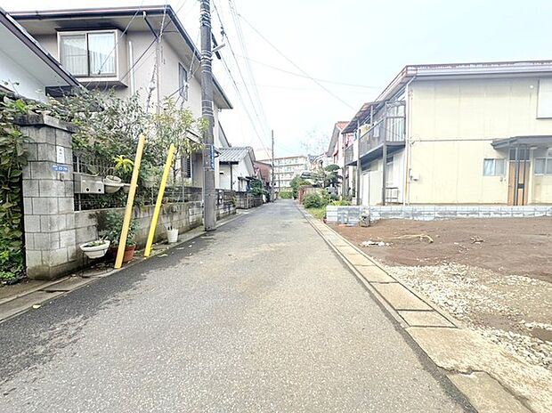 〜十分な広さのある前面道路〜 ・前面道路は約4ｍございますので、お車でのすれ違いも可能で余計なストレスがかかりません。 ・日々お車での移動が多い方には大切なポイントですね。 