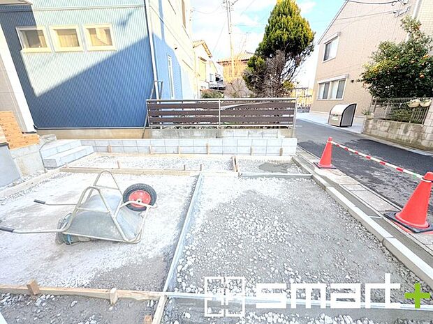 〜ベタ基礎でしっかりとした土台〜 ・コンクリートの中に鉄筋を配し強度を高めた「ベタ基礎」を採用。 ・しっかりとした土台を造ったうえで、その上に建物が築造されていきます。 