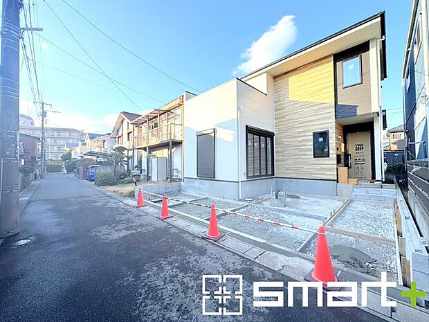 〜閑静な住宅街の立地〜 ・周辺は閑静な住宅街となっておりますので、静かな暮らしをご実現いただけます。 ・前面道路の交通量も多くないので、小さなお子様がいるご家庭でもご安心ですね。 