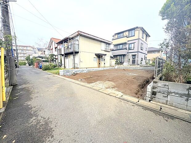 〜閑静な住宅街の立地〜 ・周辺は閑静な住宅街となっておりますので、静かな暮らしをご実現いただけます。 ・前面道路の交通量も多くないので、小さなお子様がいるご家庭でもご安心ですね。 