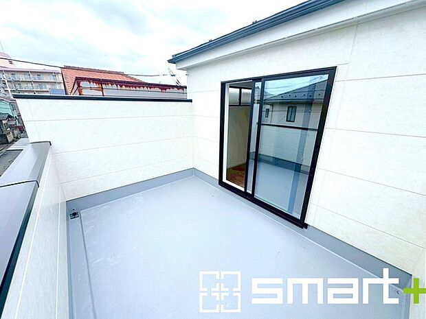 ~洗濯物も干しやすいバルコニー~ ・バルコニーには物干し竿受けが標準装備されております。 ・テラス屋根等のオプションもお気軽にご相談くださいませ。