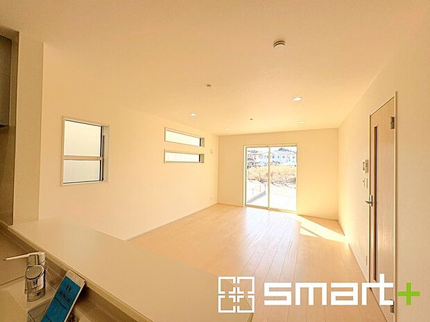 ~穏やかな陽の入るLDK~ ・大きな窓のあるLDKは陽当りも良好で明るい空間となっております。 ・ご家族団らんなど過ごす時間の多いLDKが明るいのは嬉しいポイントですね。