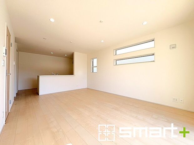 ~窓からはたっぷりの陽光~ ・穏やかな陽だまりに包まれる居心地の良いLDKは、ご家族が自然と集まる憩いのスペースに。 ・料理と洗濯、片付けなど並行して家事を進める時に便利な回遊動線。