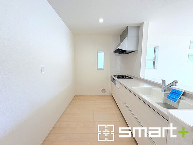 〜使い勝手の良いシステムキッチン〜 ・料理がしやすい設計のキッチンでお料理もはかどりますね。 ・もちろんキッチン下部は収納になっておりますので、フライパンなども収納可能です。 