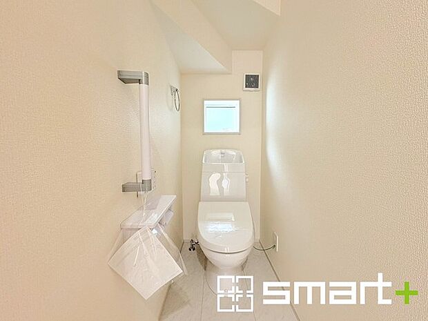 ~窓付きの明るいトイレ~ ・外からの日差しを取り込むので、昼間は窓からの光で十分ですね。 ・使用後や掃除の際に窓を開ければ、外からの新鮮な空気を取り込み素早く換気ができます。