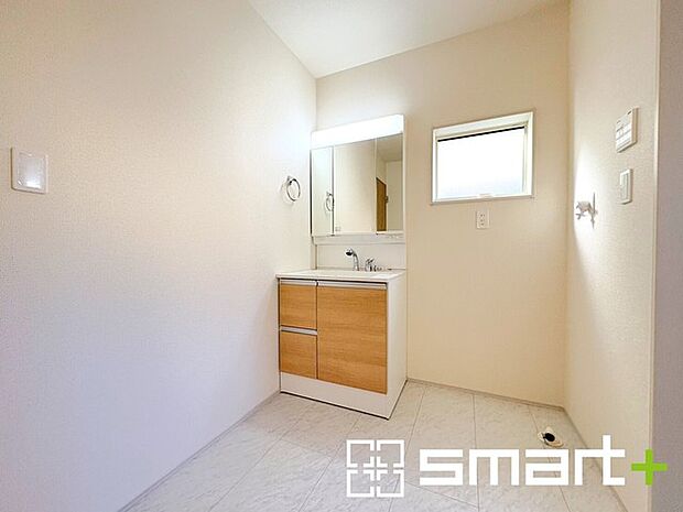 〜明るい洗面スペース〜 ・窓から明るい陽が入り、気持ちよく朝の支度ができますね。 ・使い勝手の良い三面鏡タイプのシャワー付き洗面化粧台。鏡の裏に収納があるので洗面台周りもスッキリ。 