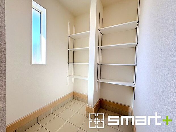 ~土間収納のある玄関~ ・玄関横に土間収納をご用意。ベビーカーやゴルフバッグ、お子様のスポーツ用品など収納可能です。 ・便利な稼働式の棚で高さや大きさのあるものもスッキリしまえて快適。