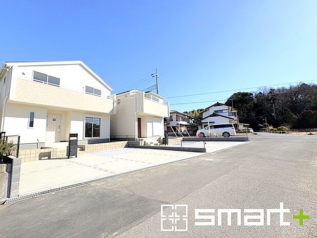 ~閑静な住宅街の立地~ ・周辺は閑静な住宅街となっておりますので、静かな暮らしをご実現いただけます。 ・前面道路の交通量も多くないので、小さなお子様がいるご家庭でもご安心ですね。