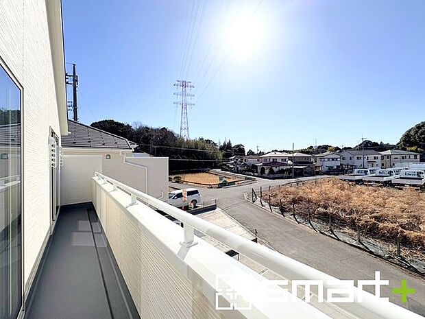 ~洗濯物も干しやすいバルコニー~ ・陽当たり良好な南側のバルコニーは2部屋から出入りができて毎日のお洗濯も快適。 ・テラス屋根等のオプションもお気軽にご相談くださいませ。