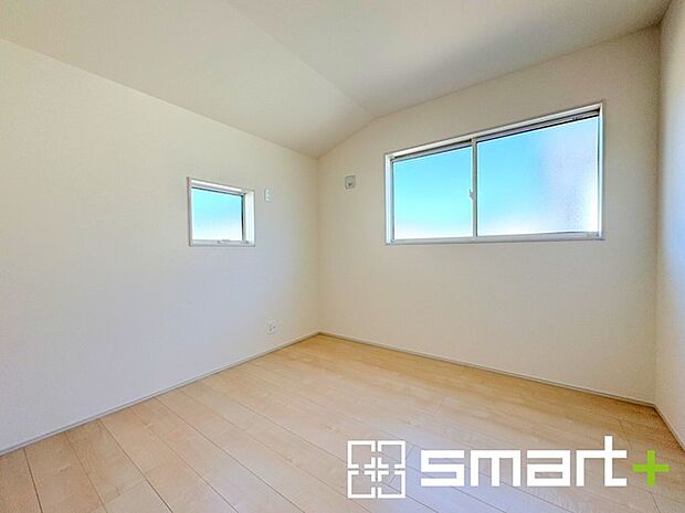 ~2面採光の明るいお部屋~ ・洋室は2面採光とする事で穏やかな陽の入る明るい空間となっております。 ・くつろぎのプライベート時間を明るい空間で穏やかにお過ごしいただけます。