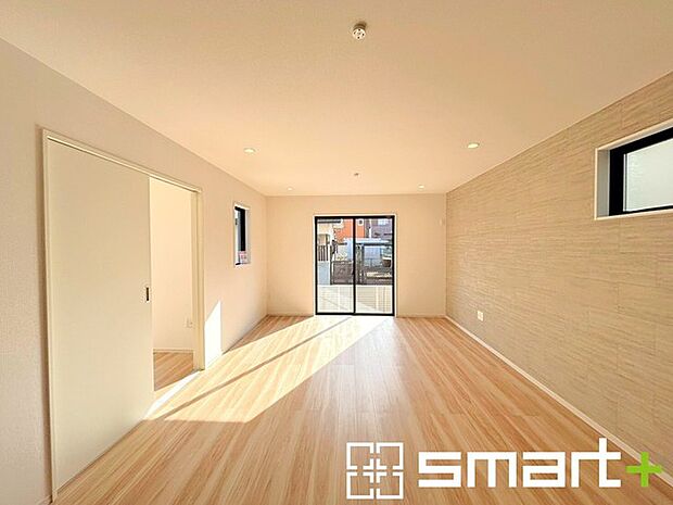 ~穏やかな陽の入るLDK~ ・大きな窓のあるLDKは陽当りも良好で明るい空間となっております。 ・ご家族団らんなど過ごす時間の多いLDKが明るいのは嬉しいポイントですね。