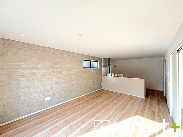 ~穏やかな陽の入るLDK~ ・ご家族でゆったり寛げる広々リビングは、大きな窓からたっぷりの陽光が差し込む明るい空間。 ・出来立てのお料理を運ぶのにも、食器の後片付けもラクラクのカウンターキッチン。