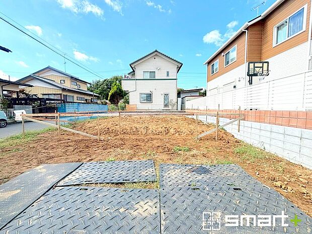 〜閑静な住宅街の立地〜 ・周辺は閑静な住宅街となっておりますので、静かな暮らしをご実現いただけます。 ・前面道路の交通量も多くないので、小さなお子様がいるご家庭でもご安心ですね。 